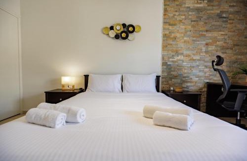 Historical Center Apartment | Central, Homely & Bright Gem with Balcony, Fast WiFi & Workspace by The Front Desk
