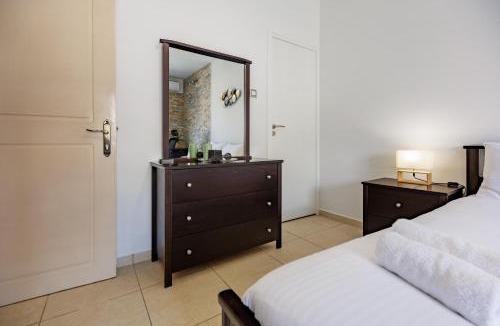 Historical Center Apartment | Central, Homely & Bright Gem with Balcony, Fast WiFi & Workspace by The Front Desk