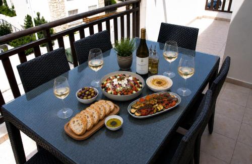 Peyia Town Apartment | Top floor 2 bedroom apartment E101, 3 pools, sea view, FREE WIFI