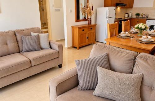 Peyia Town Apartment | Top floor 2 bedroom apartment E101, 3 pools, sea view, FREE WIFI