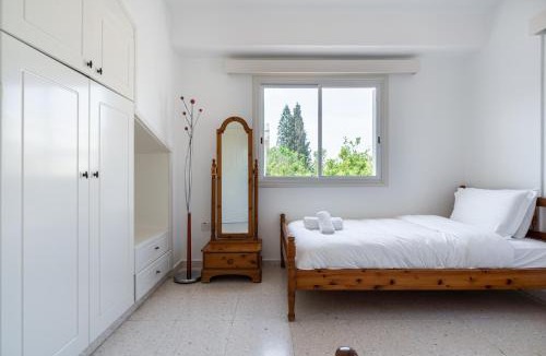 Kapparis House | 3BR Family Beach House 100m w/Parking & Yard