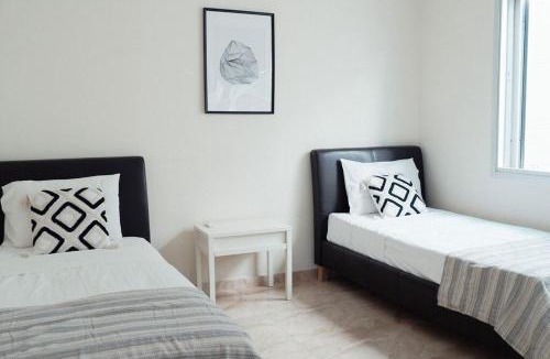 Agios Tychon Apartment | Coastal Chic 2BR - 3 Min to Beach Amathusia Apts