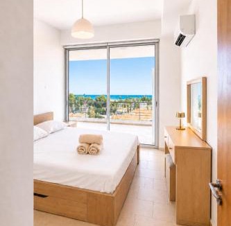 Larnaca Apartment | Relaxing Sea View & Sunrise from your Bed, 2-BDR Apt in tallest building in Larnaca - 3 min walk to Beach, by Blue Palm Living