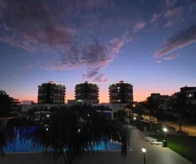 Trikomo Apartment | Kıbrısın gözdesi Long Beach de Havuz manzaralı stüdyo daire