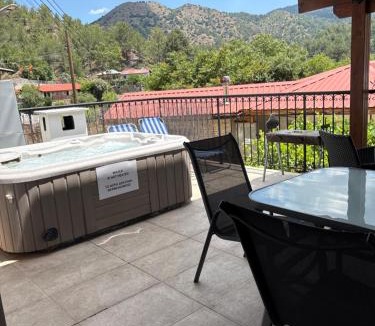 Treis Elies House | Love Holiday Suite 1