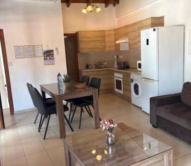 Treis Elies House | Love Holiday Suite 1