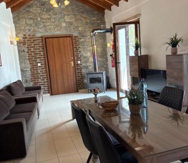 Treis Elies House | Love Holiday Suite 1