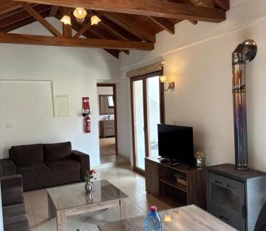 Treis Elies House | Love Holiday Suite 2