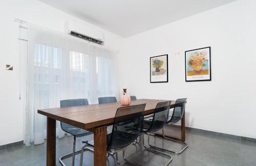 Larnaca City Centre Apartment | 3BDR Design Residence 125sqm 3 min to Finikoudes