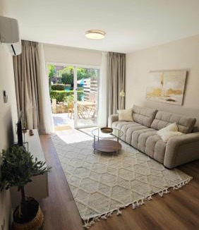 Universal Apartment | H&O Iris Blue Escape
