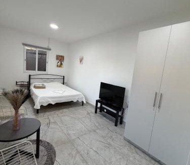 Maroni Apartment | Esperando