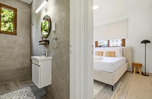 Universal Apartment | Erato Gardens Modern Apartment By VICHY Holidays