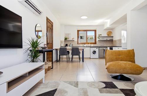 Universal Apartment | Erato Gardens Modern Apartment By VICHY Holidays
