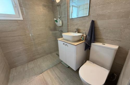 Chlorakas Apartment | Modern 1 bedroom apartment near the sea