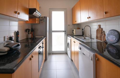 Koloni Apartment | Cosy Flat with Panoramic View, 15 min to Airport