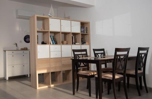 Koloni Apartment | Cosy Flat with Panoramic View, 15 min to Airport