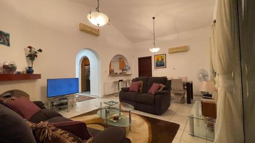 Tala Villa | Tala Heights Luxury 3Bedroom Villa- Private Pool, Garden & Sunset Views