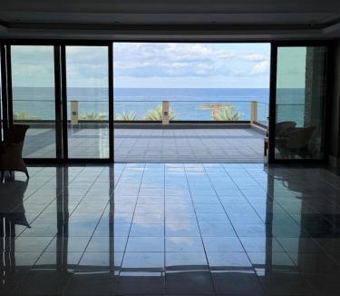 Chlorakas Apartment | Casa Milla Apartment mit großer Terrasse Meerblick direkt am Meer