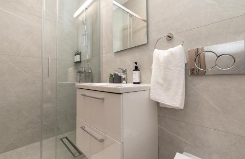 Universal Apartment | Oasis 301 Gorgeous Modern 2-Bed Complex Pool