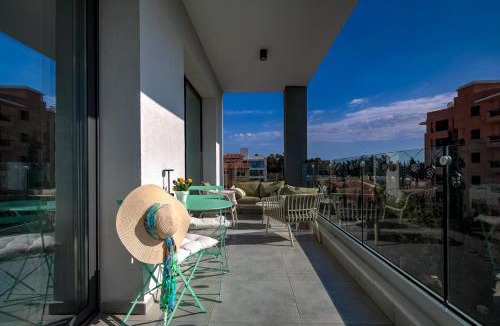 Universal Apartment | Oasis 301 Gorgeous Modern 2-Bed Complex Pool
