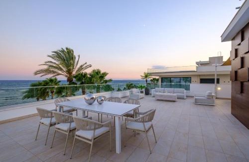 Oroklini Villa | On-the-Sand Beachfront Villa - Pool & Rooftop Jacuzzi