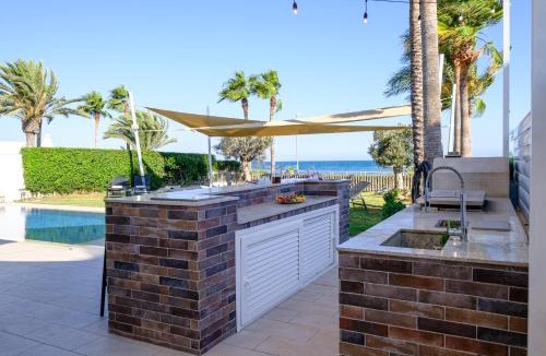 Oroklini Villa | On-the-Sand Beachfront Villa - Pool & Rooftop Jacuzzi