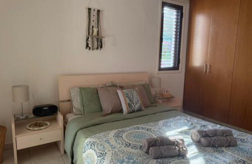 Mazotos Apartment | Tranquil Poolside apartment with stunning views