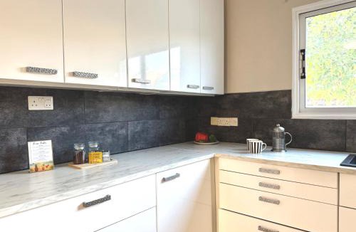 Pervolia Villa | Onyx Beach Villa - Cozy 2BR - Walk to Beach