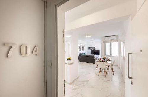 Larnaca Apartment | Mackenzie Leo Seafront Suite