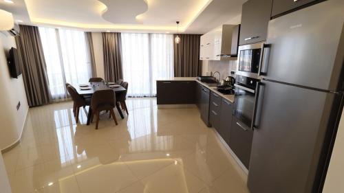 Kornos Apartment | Girne Merkezde Geniş Teraslı Havuzlu Daire
