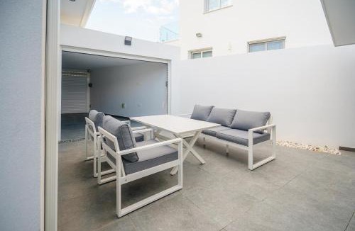 Oroklini House | Villa Oro Hills w private hot tub jacuzzi