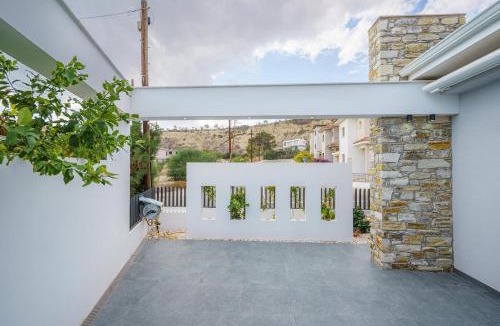 Oroklini House | Villa Oro Hills w private hot tub jacuzzi