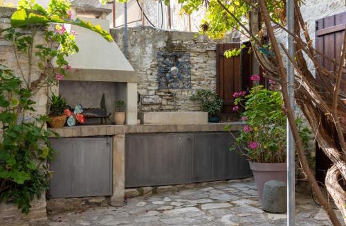 Kato Lefkara House | Villa Monti Cozy Yard & BBQ Perfect for Families & Friends