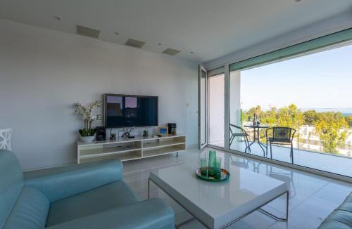 Potamos tis Germasogeias Apartment | Modern seafront apartment