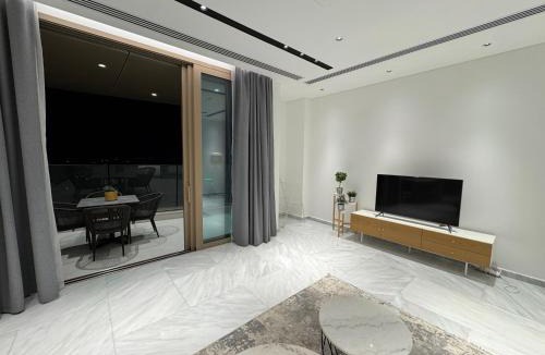 City Centre Apartment | SkyHigh Central 360 Gym & Pool
