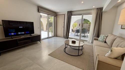 Agios Tychon Apartment | Kantara Garden Apt by TrulyCyprus