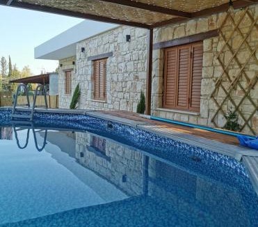 Kannaviou House | Daglas suit