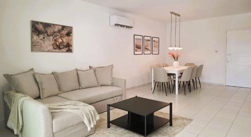 Universal Apartment | Pineview Heights by Staycom
