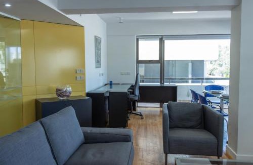 Strovolos Apartment | Cosy & Bright European Uni Apt