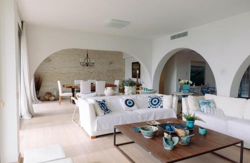 Agios Tychon Apartment | 3BR Beachfront Gem in Limassol