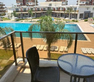 Trikomo Apartment | Kıbrısın gözdesi Long Beach de Havuz manzaralı stüdyo daire