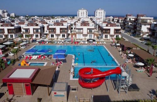 Trikomo Apartment | Kıbrısın gözdesi Long Beach de Havuz manzaralı stüdyo daire