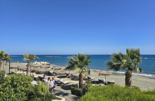 Agios Tychon Apartment | White Sea View Apartment