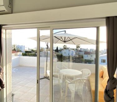 Chlorakas Apartment | 260 m to Beach, Sea&Sunset view terrasa