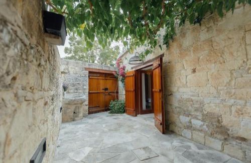 Vasa Koilaniou House | The Yard Traditional Residence