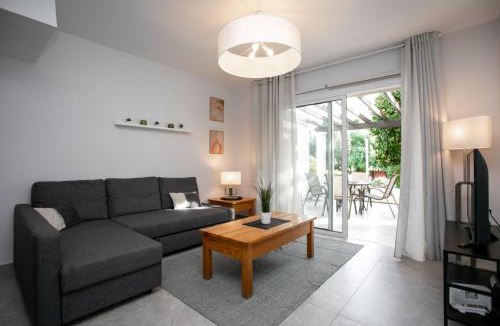 Universal Apartment | Stunning & Cosy, Direct Pool Access, 2BR, with Private Patio! Serenity Townhouse