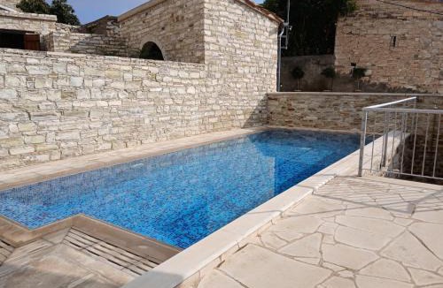 Skarinou Apartment | Mountain View Oasis