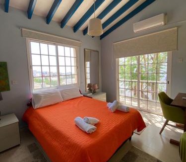 Anarvagos House | Three Bedroom with Fireplace and Piano