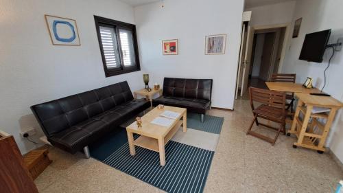 Oroklini Apartment | Seaside 2BR Apartment 30m from Sea & Free Parking