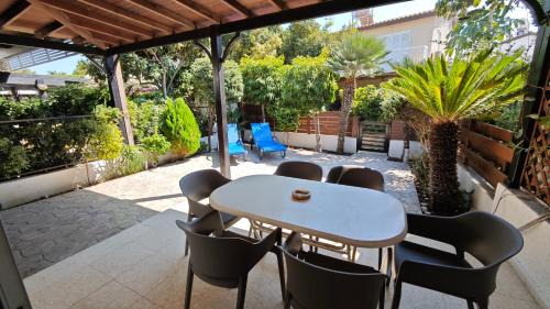 Pervolia House | Manors Seaside 2BR House 100m from the Beach & Free Parking